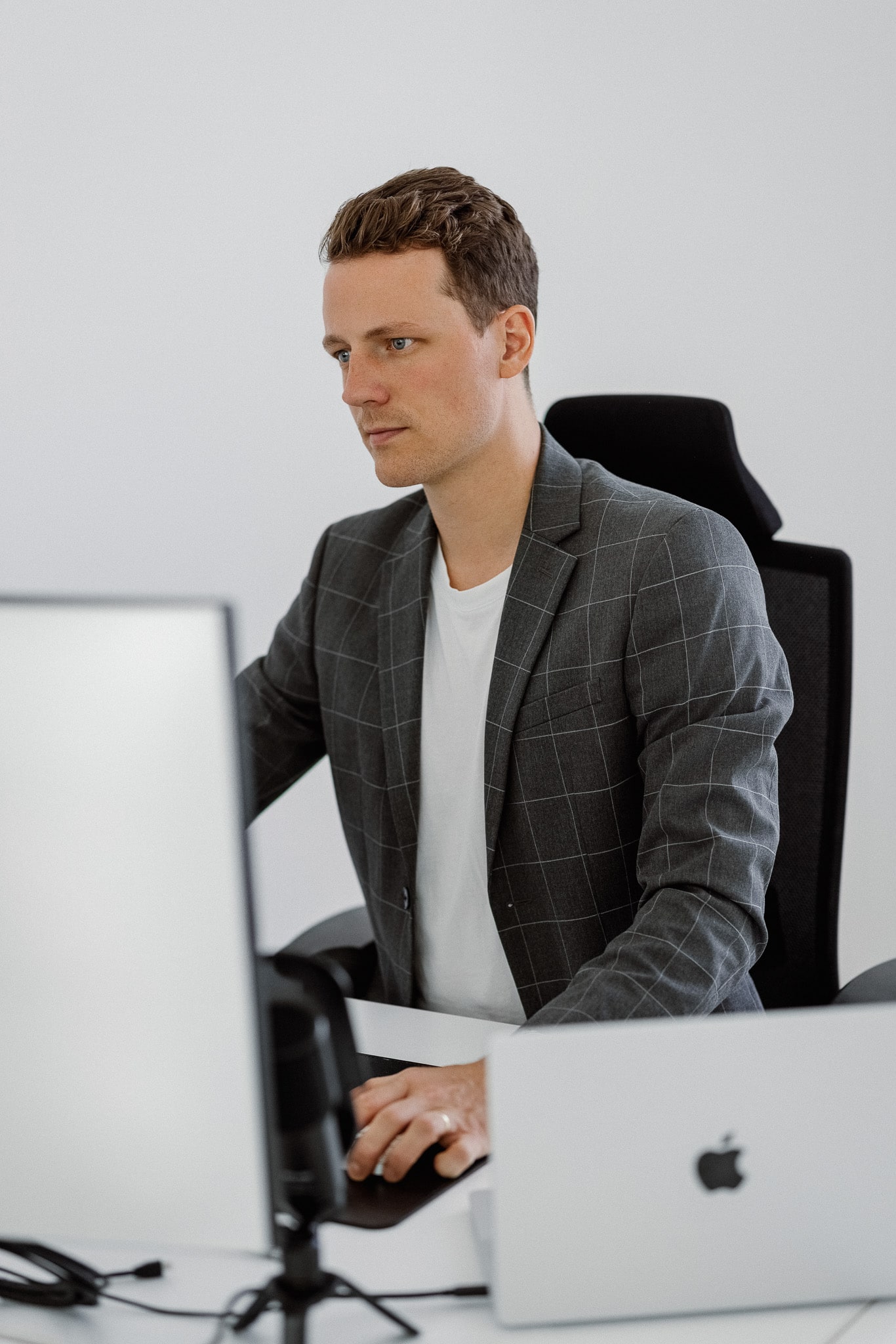 Konzentrierte Arbeit am Schreibtisch bei Schwarzwald Digital