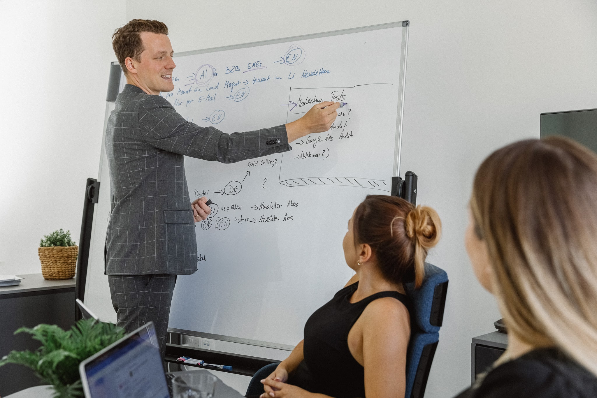 Christoph Sauerborn bei der Strategiearbeit am Whiteboard